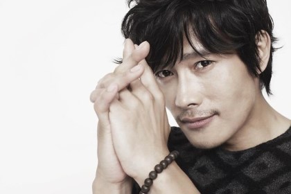 LeeByeongHun_B's profile picture. 700712 | 이병헌원조봇 | 실제 유저는 이병헌님과 아무런 관련이 없습니다 | '광해, 왕이 된 남자','달콤한인생','악마를보았다' 등 | 봇만맞팔 | I'm not real | 싱크상 존댓말사용 | 유멘선팔무멘언팔 | 팬분들애칭은꿀벌 |