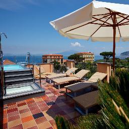 Elegante Hotel 4 stelle nel centro storico di Sorrento. Dispone di camere lusso, sala colazione, solarium e piscina.