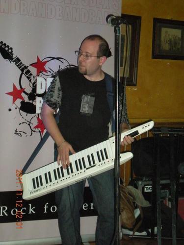 Pianista, teclista, compositor, profesor, Dj, cantante y rei del keytar xD