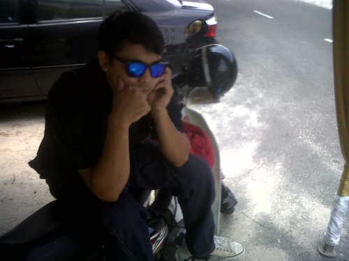 semakin di belakang...