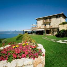 Exclusive and Luxury Restaurant with the best view of Lake Garda.
Mediterranean cuisine awarded with Michelin star and a well-stocked cellar for wine lovers.
