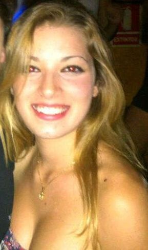 Sonrie por y para ti, luego rodeate de la gente que te quiere y sonríele a ellos. Haz eso y serás feliz.
