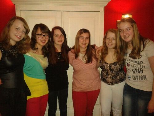 14 jaar ~ Helinium GT ~ best: Manon, Yara, Almina, Anne, Nicole, Marisa, Leanne, Annemarijn, & meer. ~ Directioner, Maniac &  Mahomie. ♡