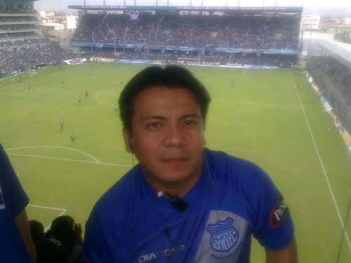 Yo sencillo, alegre, hijo, hermano, padre, EMELECISTA, me gusta ayudar. Lo pasado pasado para aprender, el presente lo mejor de la vida; el futuro para morir.