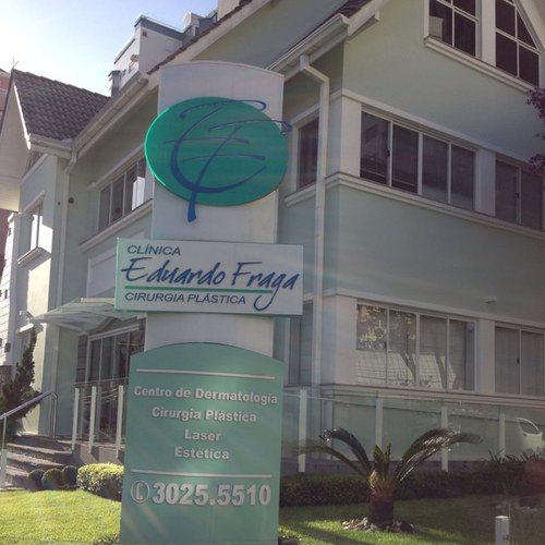 Nascido em Florianopolis-SC é médico especializado em cirurgia plástica pela UFSC.Com ampla atuação na área de estética usa o twitter para informar clientes.