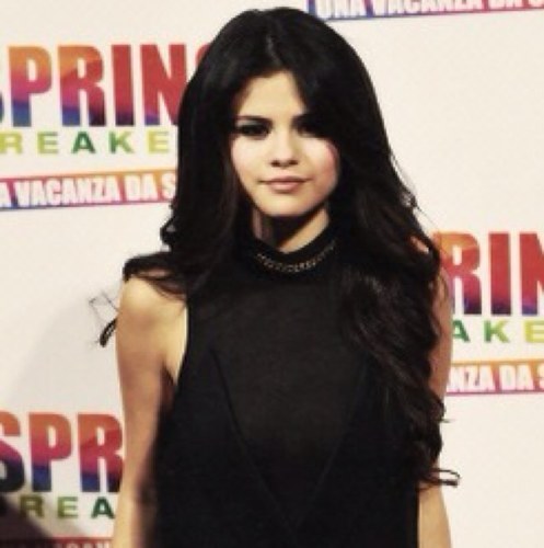 Welcome to SourceSelena, here you can find all the news, pictures, videos and more about the beautiful and talented Selena Gomez.