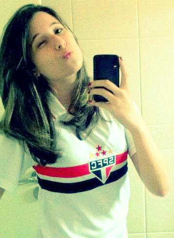 Lágrimas na vitória
Sempre na derrota ou glória
É luz na escuridão
Somos um só coração
Sempre vivo na memória...Nada vai nos separar
amizade é tudo!