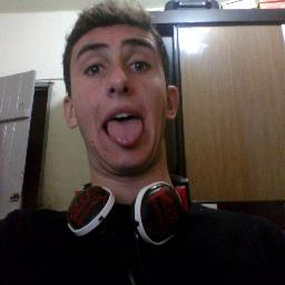 Quer conhecer uma pessoa ? lhe de poder e fama !