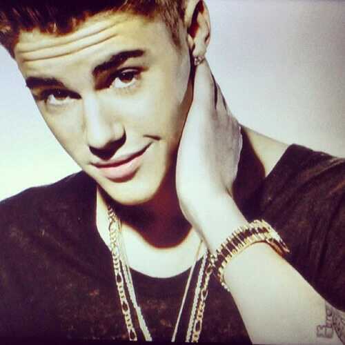 I love to dance,sing and this handsome Canadian boy named Justin Bieber..Here since 2009.. Carly follows,RTed 21/11/12 other acc: @JBiebs_Babe  3