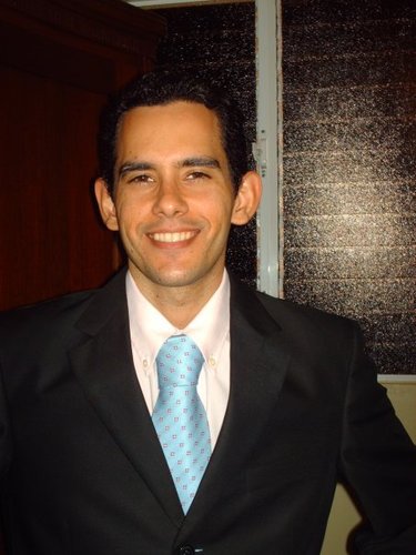 Médico, egresado de la Pontificia Universidad Católica Madre & Maestra. Magister en Anestesiología PUCMM-IDSS.