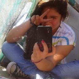 em. bueno me llamo pia me gusta escuchar musica jugar play , y.......