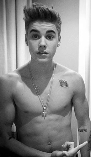 Justin nasceu dia 1 de março de 1994 as 00 horas e 36 minutos :)