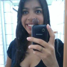 Qualquer um pode fazer você sorrir, mas nem todos podem fazer você feliz.