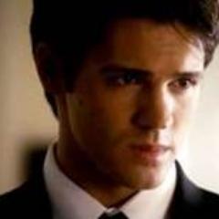 Jeremy Gilbert. I am a hunter, I have the hunters mark.Mystic Falls is my home. 2/22/13 Married to my Rose My light @RoseAnnStilinsk (18+ rp Bi .. Taken)