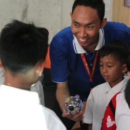 Selalu berusaha untuk ga ribet dan ga ngeribetin orang lain.