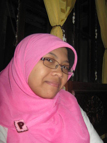 Aku memang bukan sosok yg sempurna, tapi aku bukanlah seseorang yang mudah menyerah di sini..
Aku ingin tetap melihatmu dan mengenangmu meski tidak bagimu.. :)