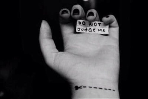 14. Female. Bisexual. Depression. Self harmer. I'm Dead But Breathing. Anorexia. If You Won't To Talk Tweet Or DM Me.