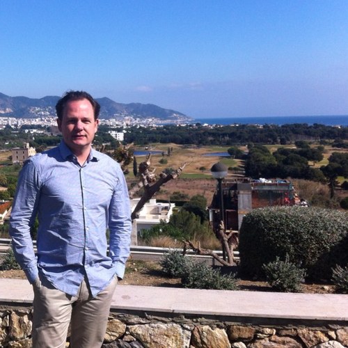 Sales & Marketing consultant in the digital industry, musician/drummer, loves nature and watersports.
