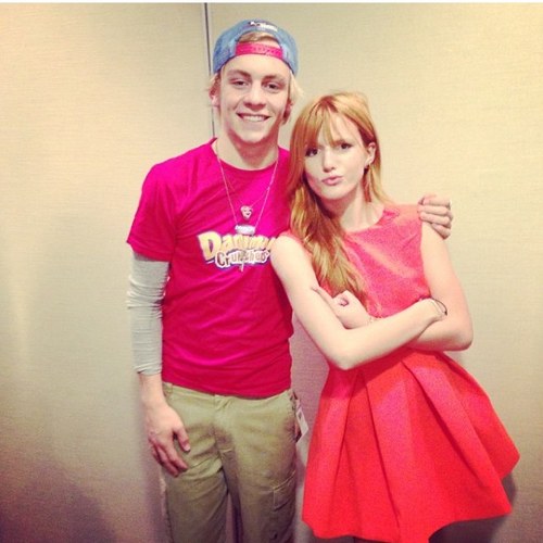 ThisAustinMoon's profile picture. Hey I'm Austin Moon! {Not Ross.RP}. My friends Ally, the song writer Dez, the director and Trish, my manager. #TeamAustin || #Single ||