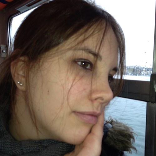 Donna, entusiasta, gelosa, passionale, orgogliosa, egocentrica, dolce, appassionata di viaggi e libri.
