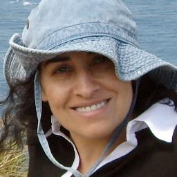 Pintora y escritora. Autora de las novelas: Cuando bailen las estrellas. El lugar donde habita la princesa. Salmantina y amante de Perú.