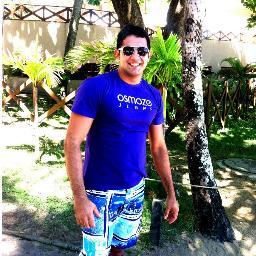 Aquariano, CORINTIANO.
Acadêmico de Engenharia Civil, simpático, extrovertido e extravagante. Um sujeito simplesmente feliz  e apaixonado pela vida.