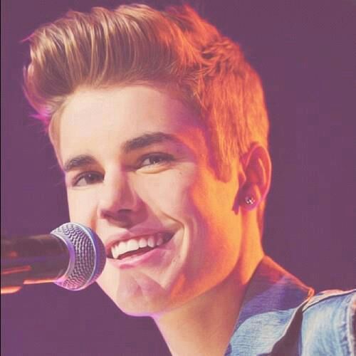 #Belieber since 2010 ♥ Enamorada de un pequeño canadiense que se hace llamar #Kidrauhl :'3 The best days of my life is 11/11/2011 and 4/6/2012♥