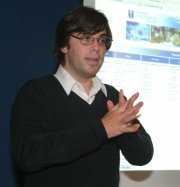 Nací en Santiago de Chile, trabajo como profesor en la UCM