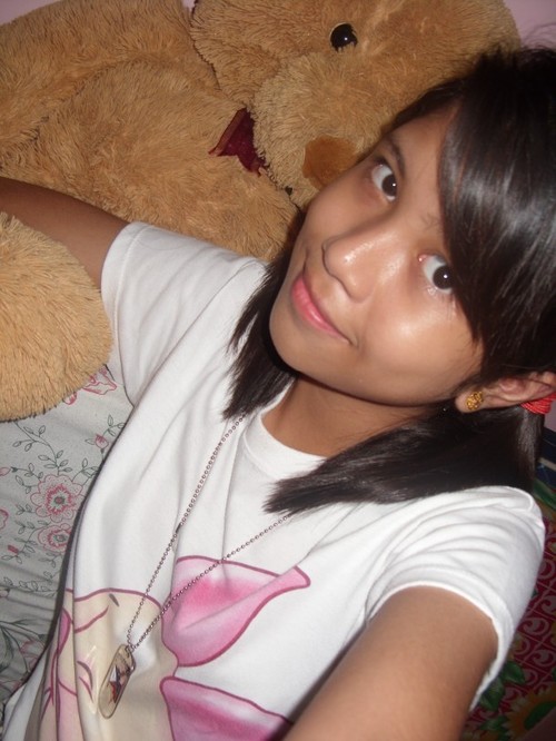 Hey. :) Chloe is my name. Studying in La Salle in the 7th Grade. :) Just Follow me, ayt? :)) HAHA. PANIS! ;)