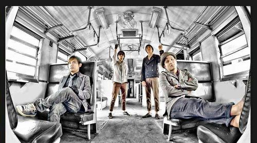 SheiLa gank itu BEDA
*di setiap gebukan drum    BRIAN
*di setiap petikan gitar EROSS C
*di setiap kebasar bass ADAM
*di setiap hembusan suara 
DUTA