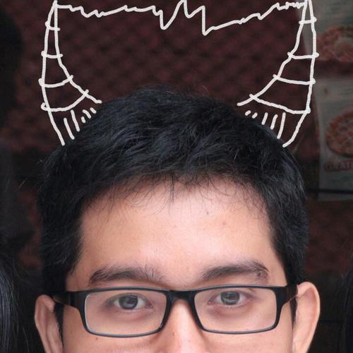 Punya lebih dari satu kepribadian.