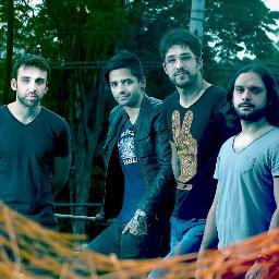 Official tt: @fresnorock
band: Lucas (vocalist), Vavo (guitarist), Mario (tecladist) and Bell (drummer).