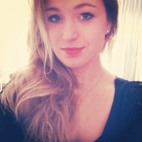 D_a_phne's profile picture. 