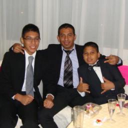 100% emelexista desde el primer momento que vi la luz amo a mi familia y al futbol sueño algun dia ser presidente de EMELEC