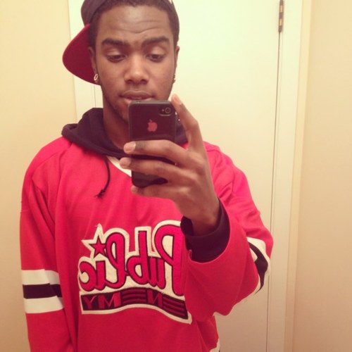 22 yr old from the burbs of chicago. http://t.co/M2HJgmtF #instagram - @whoisb_rog