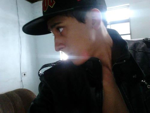 Amo sair com os meus amigos (a) , gosto de andar de skate e o estilo musical q eu gosto é rock e odeio funk!!!!