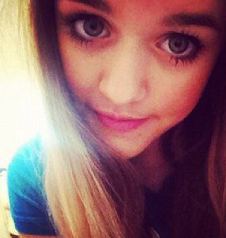 Hii!!! Eu sou Charlotte Tomlinson e amo as minhas batatas fritas @Demi_Desabafa e @ZendayDesabafa!!!:3 :3