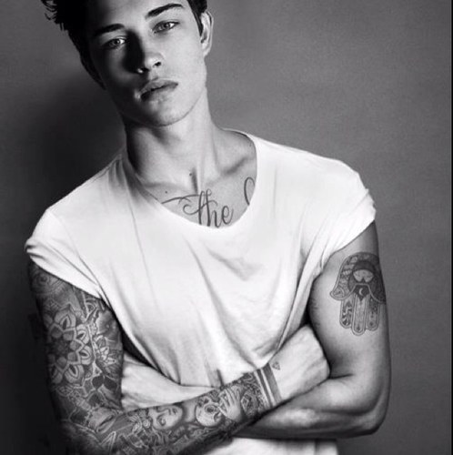 19 | Straight | Singer/Songwriter | Smoker | Music Lover | Taken by the most perfect girl ever |