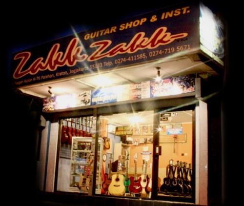 PUSAT KONSULTASI GITAR GRATIS, Custom, Reparasi, Material, Part, Produck, Etc.
Dipandu langsung oleh:
Owner zakk-zakk