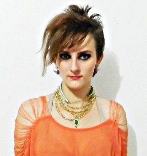 Amo demais minha filha Hannah,meu marido e minha mãe,que me fazem feliz a cada dia que passa.Amo fotografar.Amo ficar na internet.Totalmente amo td issu.rs