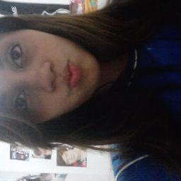 Enquanto uns buscam aa perfeicão, eu só procuro aa felicidadee. ((: