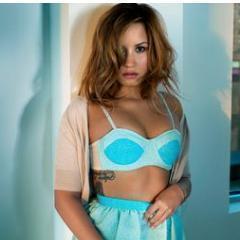 17 year old girl
I love demi lovato and the Janoskians
youtube account LovatoFan111