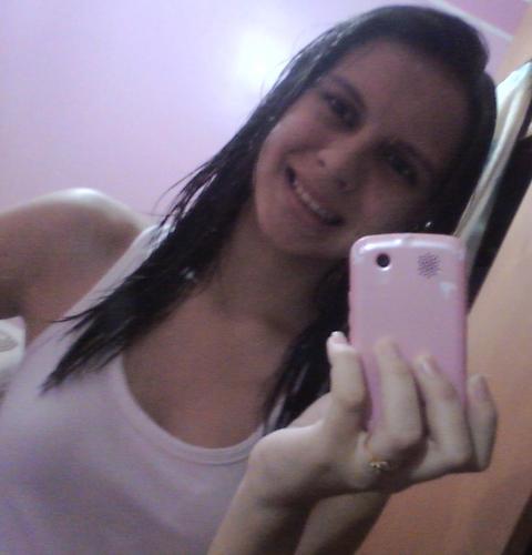 Sou muito extrovertida , amo moda e nao vivo sem chocolate :3