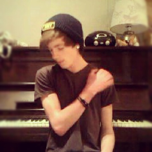 Follow me I follow back!3 I like music and i play drums and piano :Phttp://www.facebook.com/arron.freeman ....subscribe !!!!