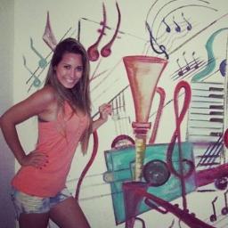 Tenho 15 anos, sou modelo , moro em porto alegre, solteira, louca, vivo a vida intensamente , amo meus amigos e também meus inimigos beijos ! Thayse Oficial