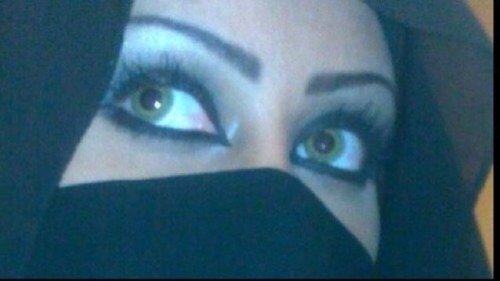 من يجعلك تبتسم بعد البُكاء : شخص لا يُقدر بـ ثمن ?