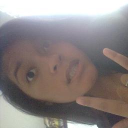 Estranha,alegre,boba,chatinha,safada,idiota,louca...tudo menos perfeita.Tenho muitos defeitos,algumas qualidades.Bem,pelo menos eu não finjo ser quem não sou.(;