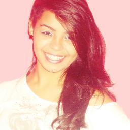 Não me sacio com o comum e detesto rotina. QUEM ME VE , ME VE SORRINDO E VAI SER SEMPRE ASSIM (: