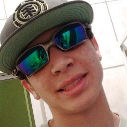 As criticas não me abalam os elógios não me iludem. Sou o que sou não o que dizem  : ) Ando sozinho? Não, não. Deus tá do lado ! s2 s2