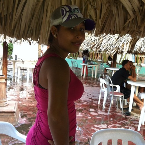 Soy una chica, sencilla, ,me gusta compartir con los demas, y trato al otro igual como me tarte, y me esfuerzo mucho para conseguir lo que me popongo. :)
